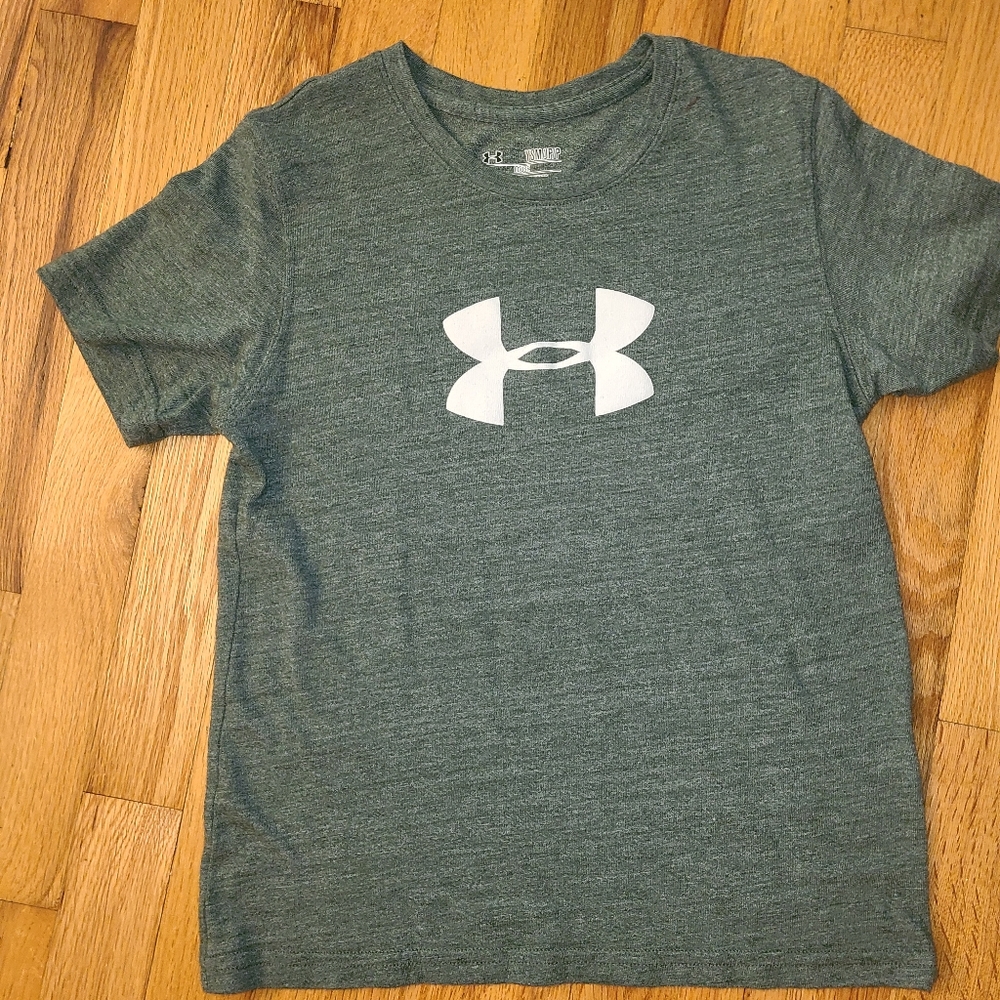 Boys Under Armour hunter greeb tshirt Youth Small